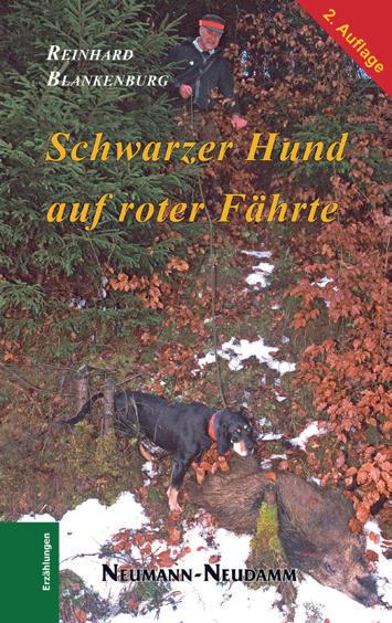 Schwarzer Hund auf roter Faehrte