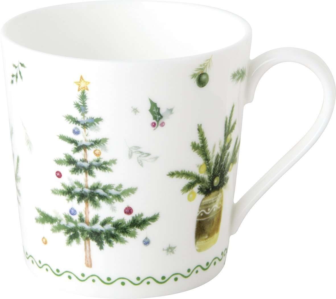 winterliche tasse mit tannenbaeumen