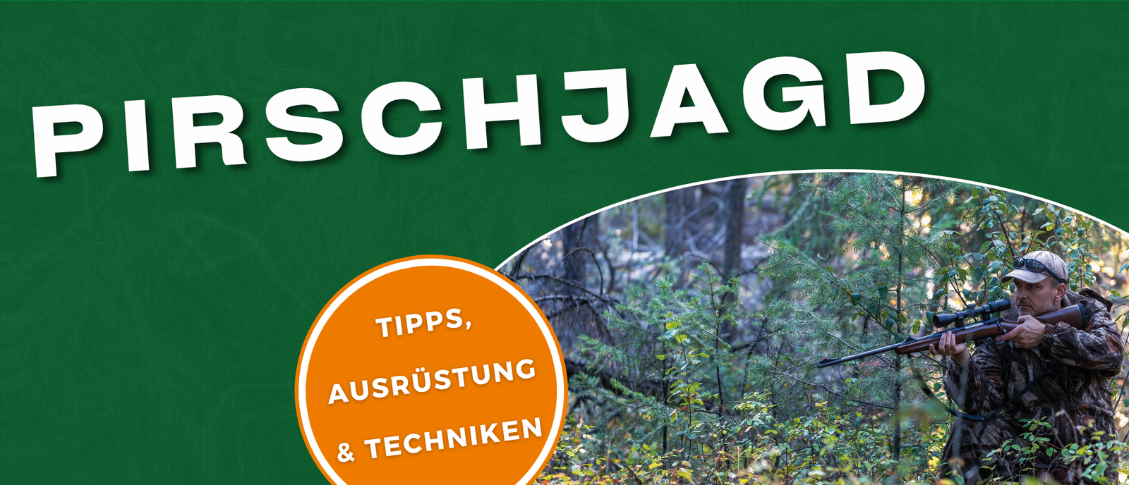 Jäger bei der Pirschjagd im Wald mit Tarnkleidung und Gewehr