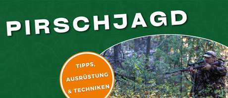 Jäger bei der Pirschjagd im Wald mit Tarnkleidung und Gewehr