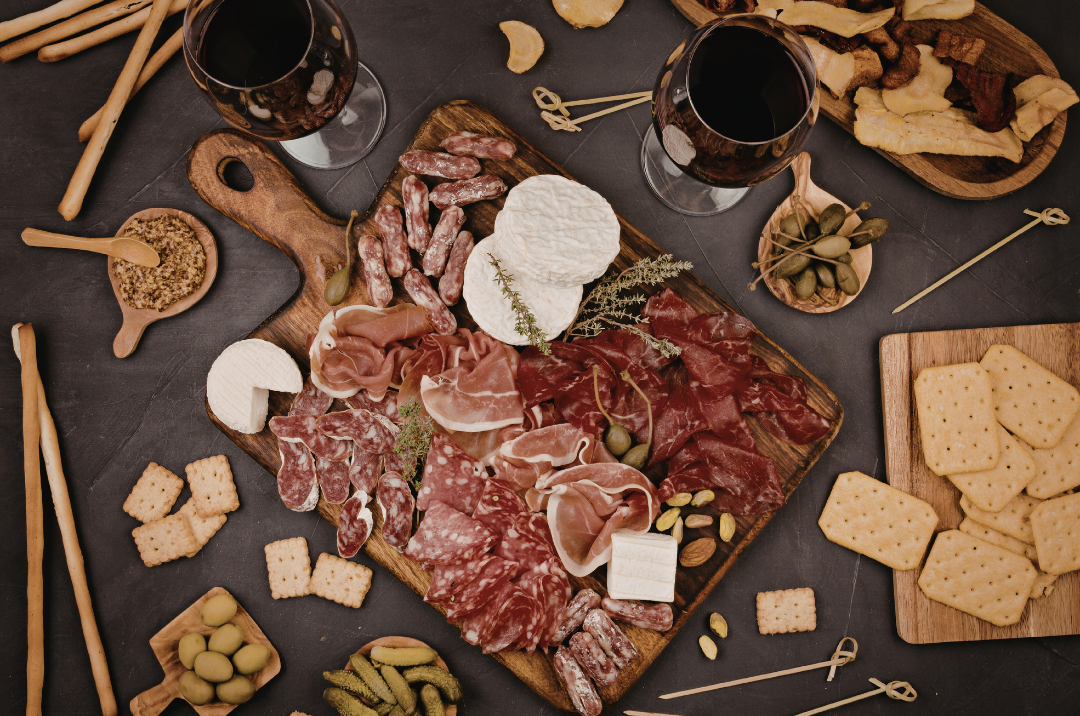 Kulinarische Geschenkideen für Jäger: Rotwein, Weißwein, Kräuterlikör und Wacholder Gin.