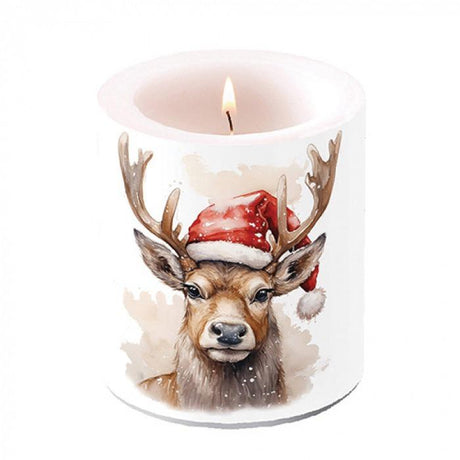 Stumpenkerze Hirsch mit Weihnachtsmuetze